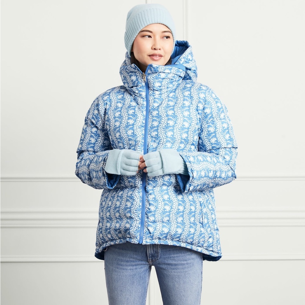 HILL HOUSE REVERSIBLE EDIE PUFFER JACKET IN BLUE LINEAR FLORAL SIZE MEDIUM NWT